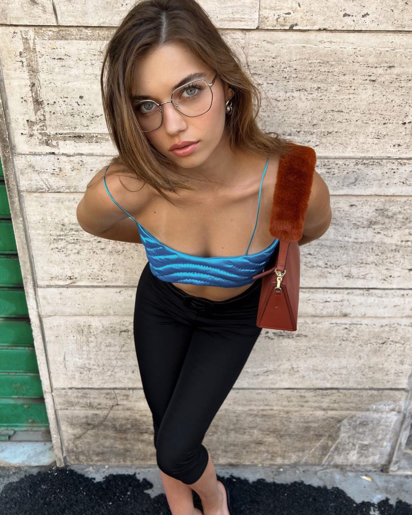 Afra Saraçoğlu poses hot photos