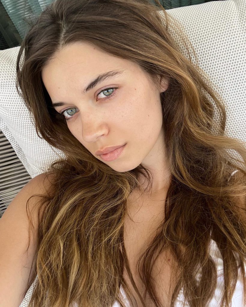 Afra Saraçoğlu poses nude