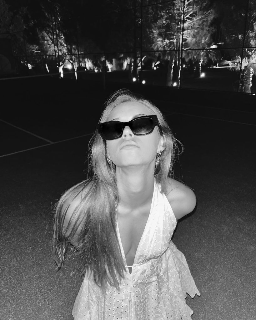 Afra Saraçoğlu poses porn