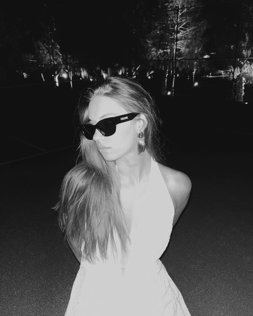 Afra Saraçoğlu poses sex