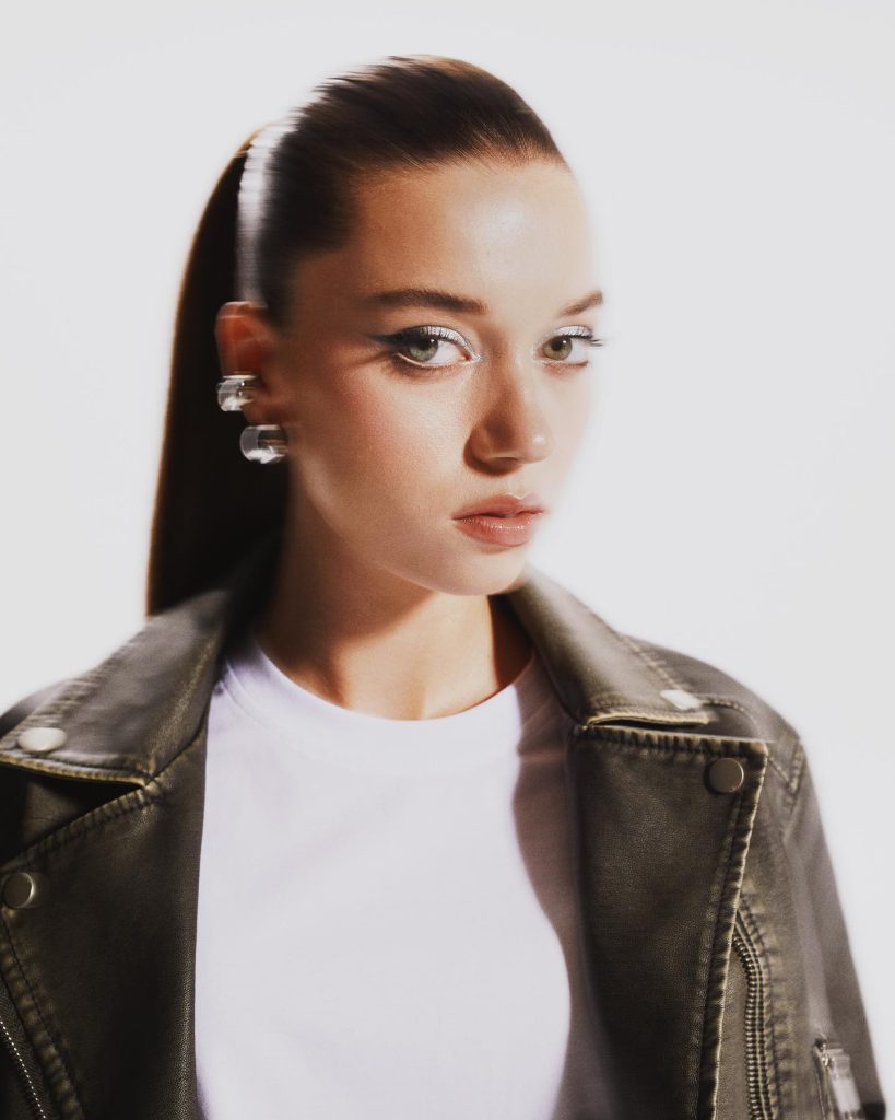 Afra Saraçoğlu smiles hot bikini