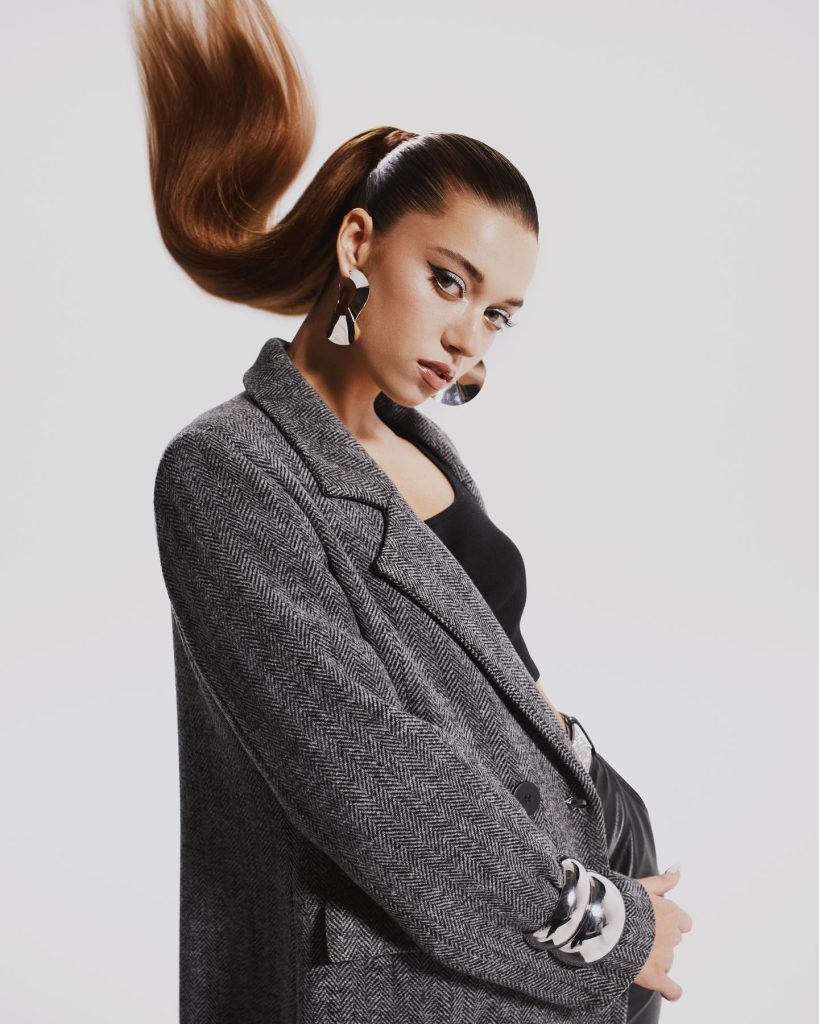 Afra Saraçoğlu smiles hot images