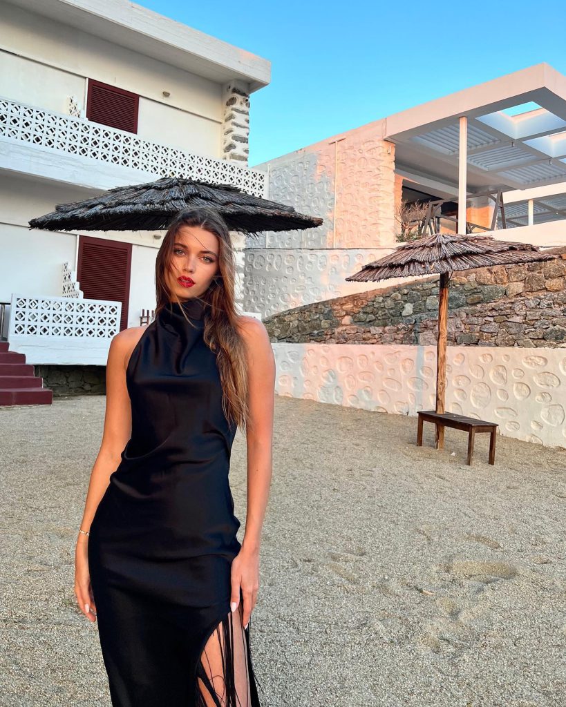 Afra Saraçoğlu smiles nude