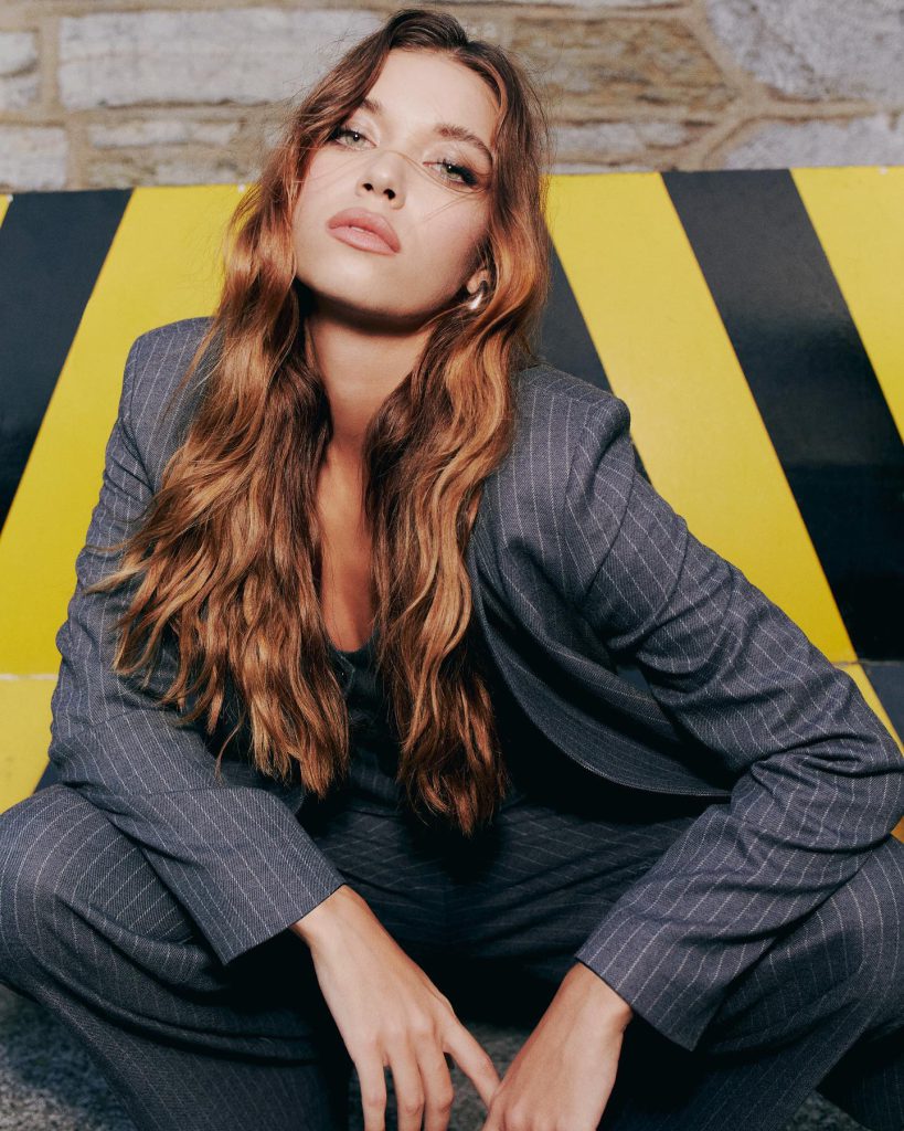 Afra Saraçoğlu smiles pussy