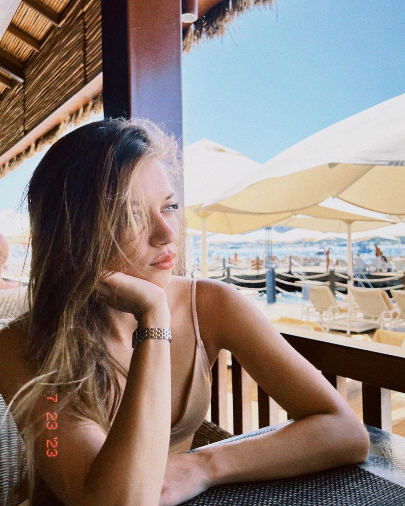 Afra Saraçoğlu smiles sex