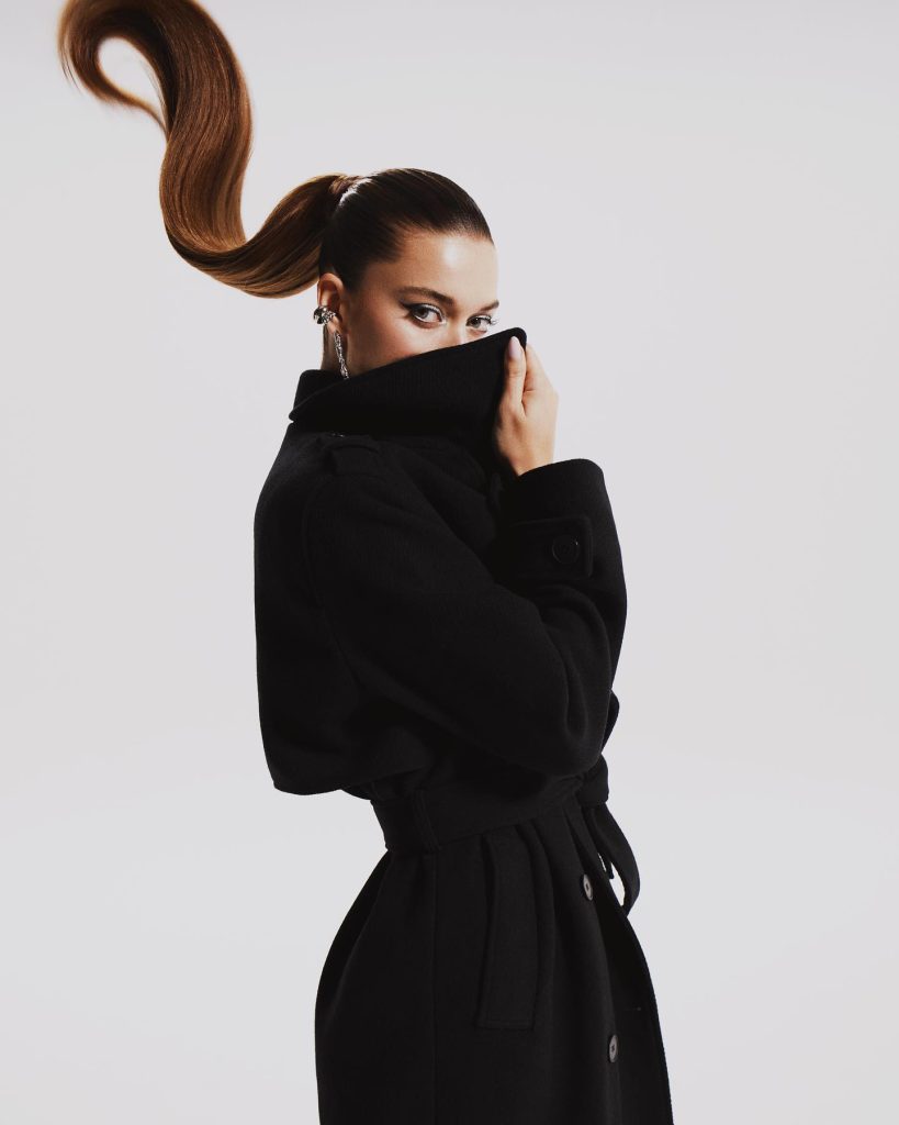 Afra Saraçoğlu smiles sex scenes