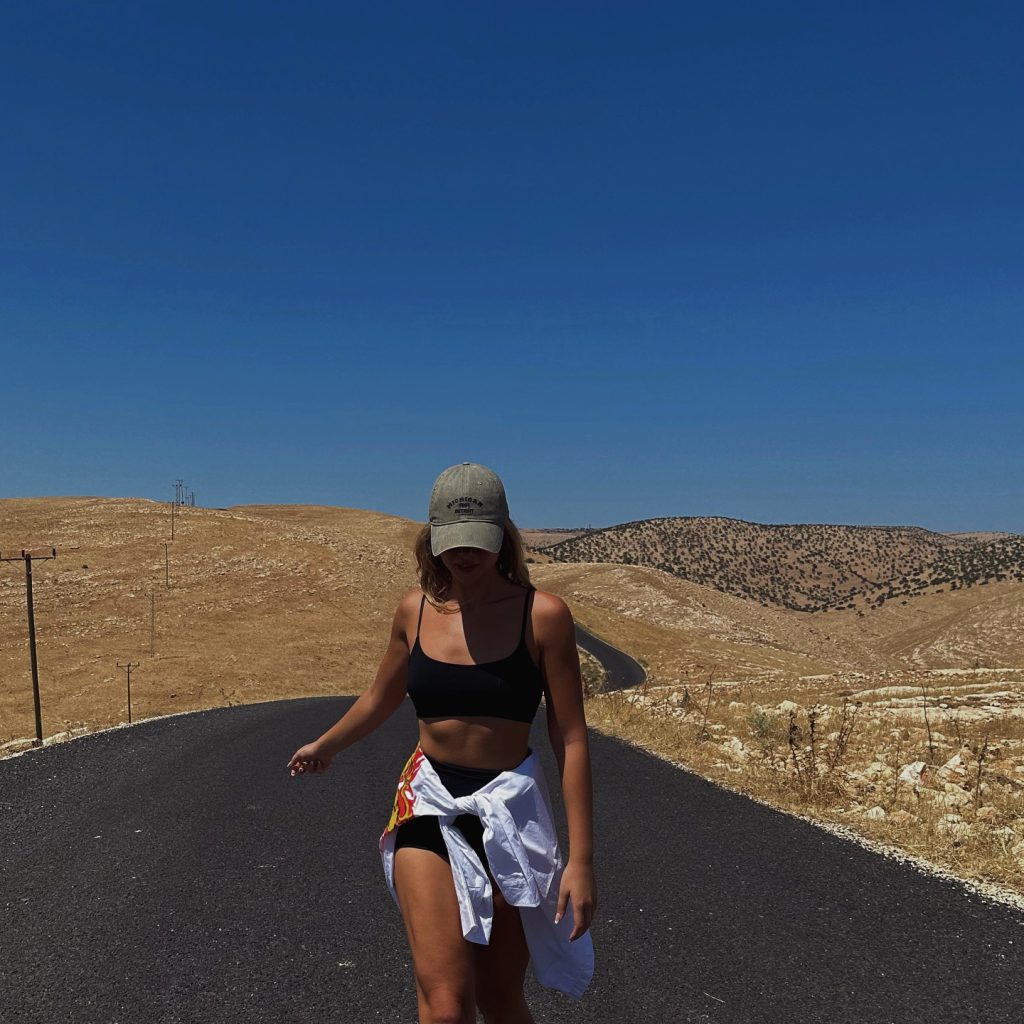 Aleyna Kalaycıoğlu ardent hot images