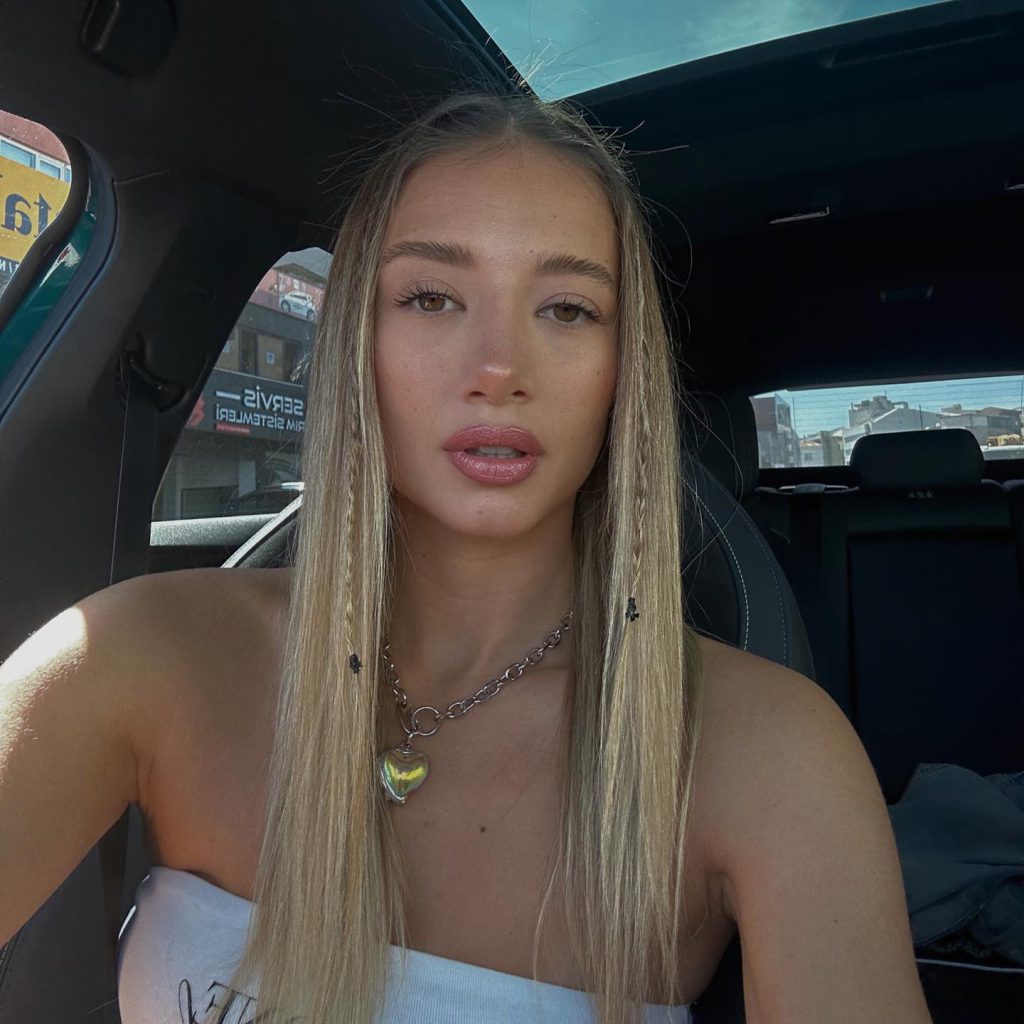 Aleyna Kalaycıoğlu beautiful bikini