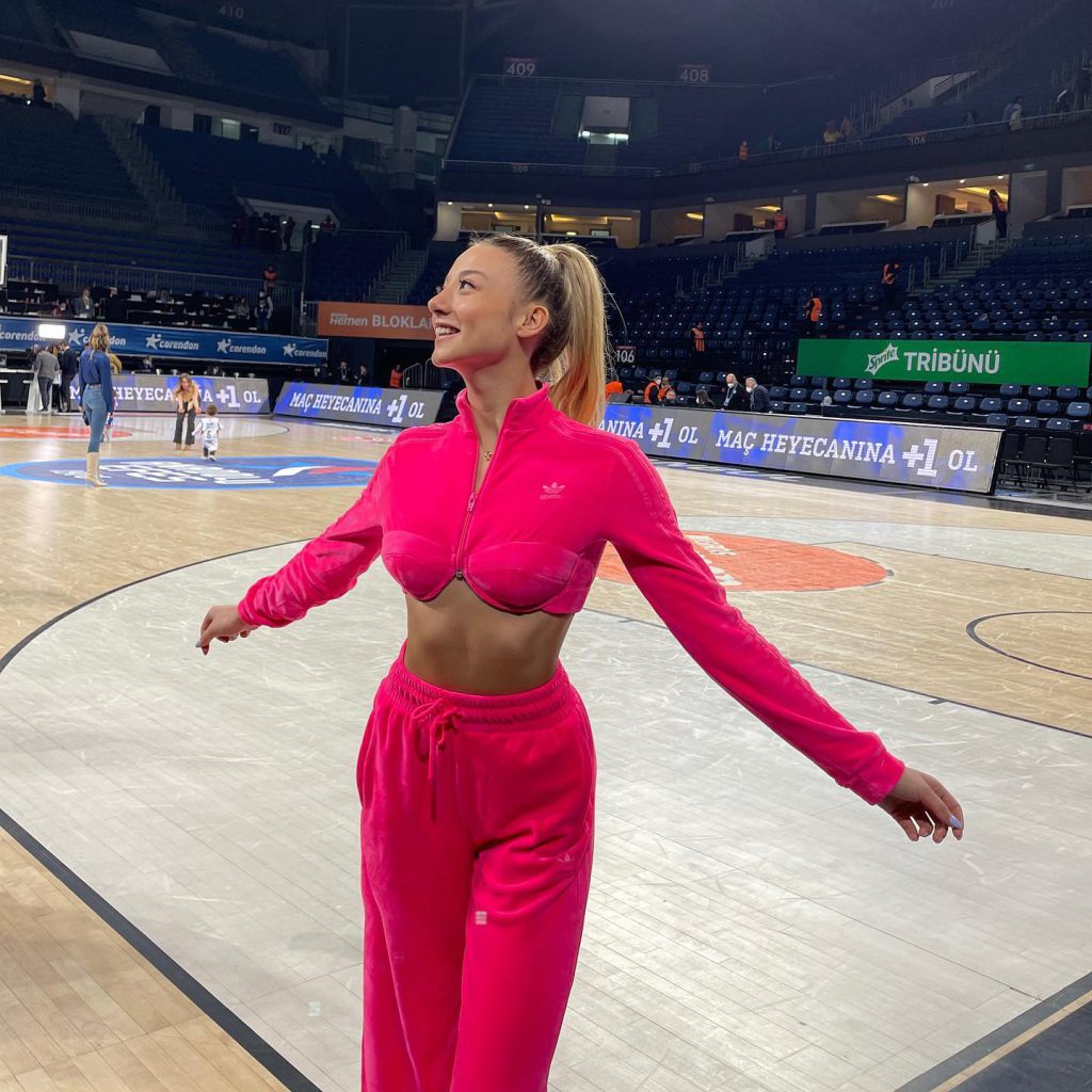 Aleyna Kalaycıoğlu bikini