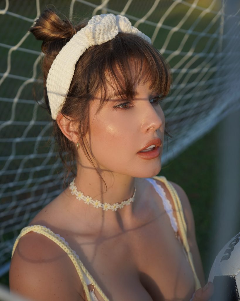 Aleyna Kalaycıoğlu depicts fire ass