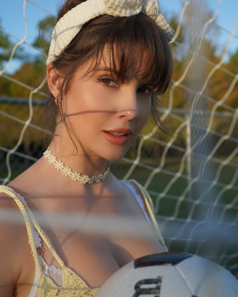 Aleyna Kalaycıoğlu depicts fire hot