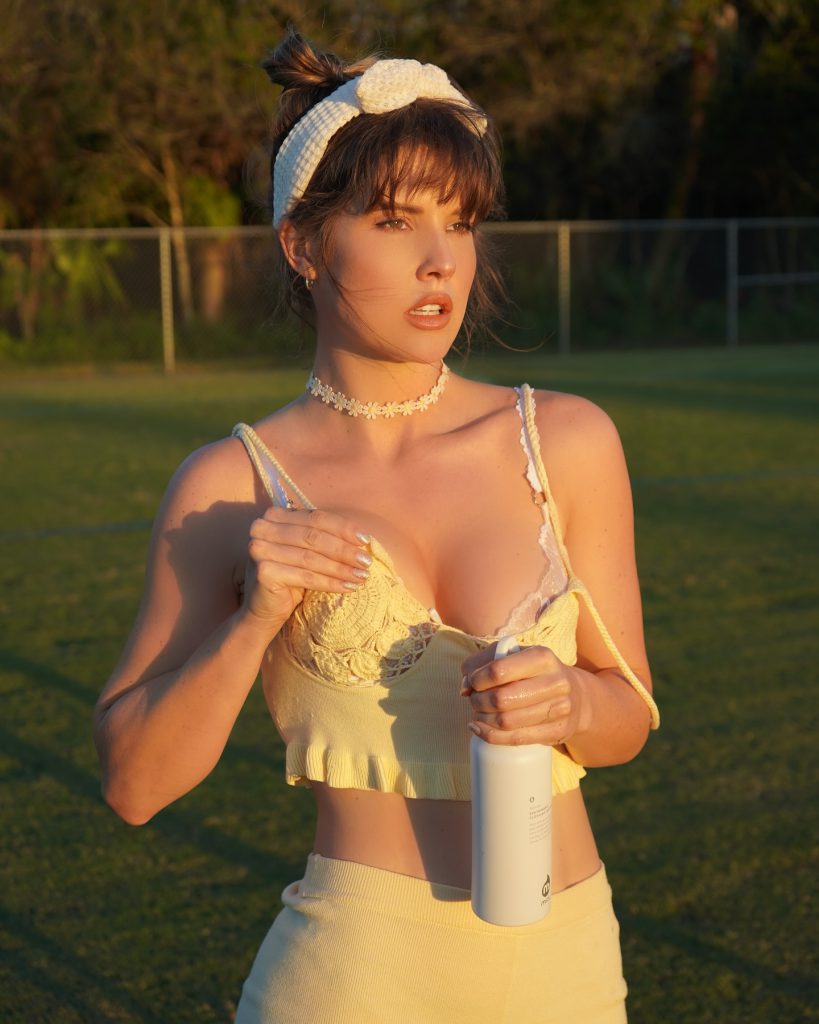 Aleyna Kalaycıoğlu depicts fire nude