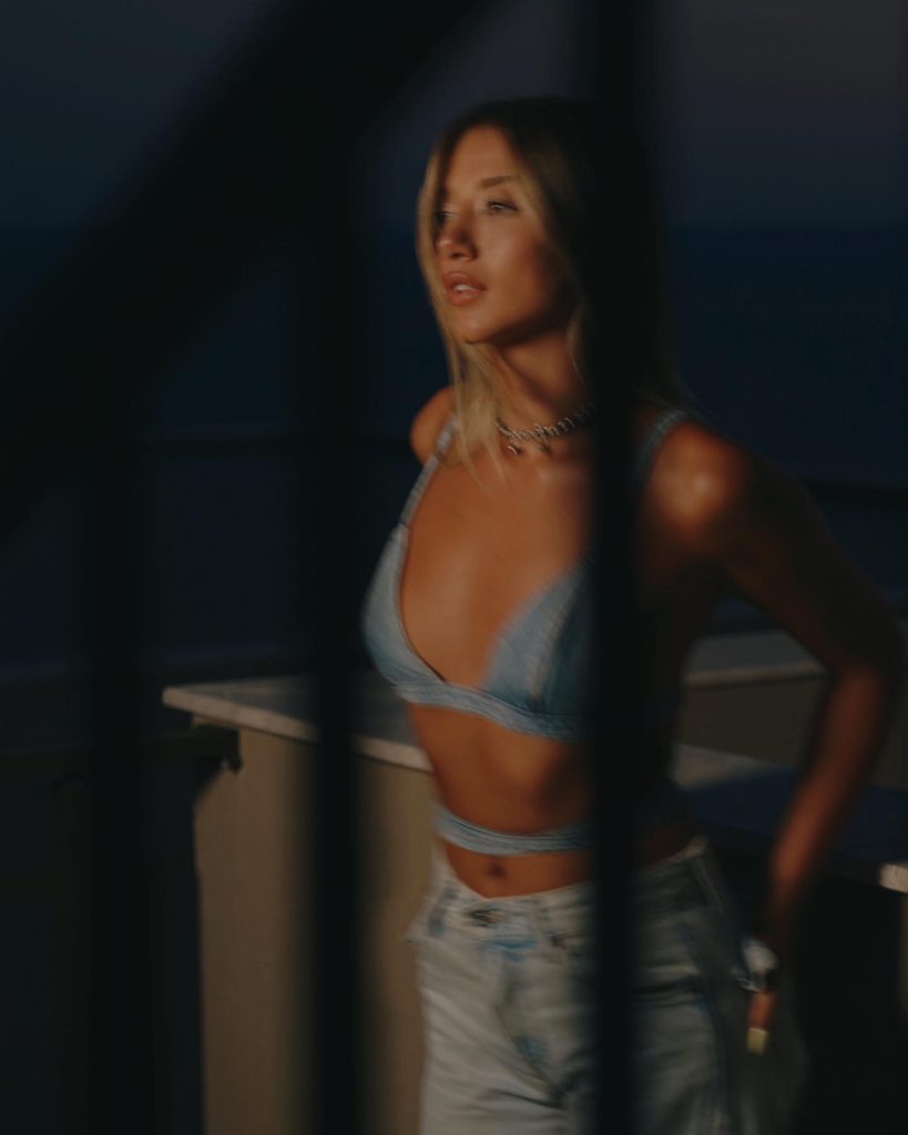 Aleyna Kalaycıoğlu looks nude pics