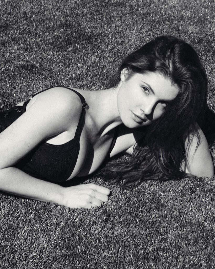 Aleyna Kalaycıoğlu looks xxx sex