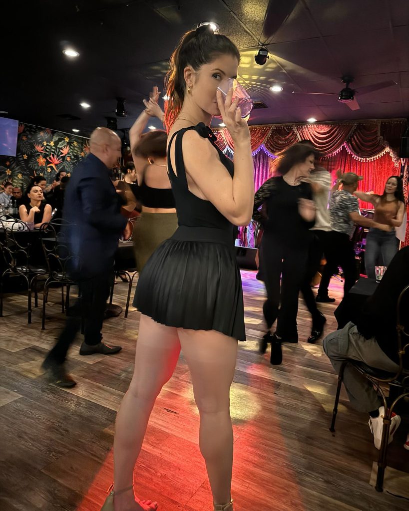 Aleyna Kalaycıoğlu modeling ass