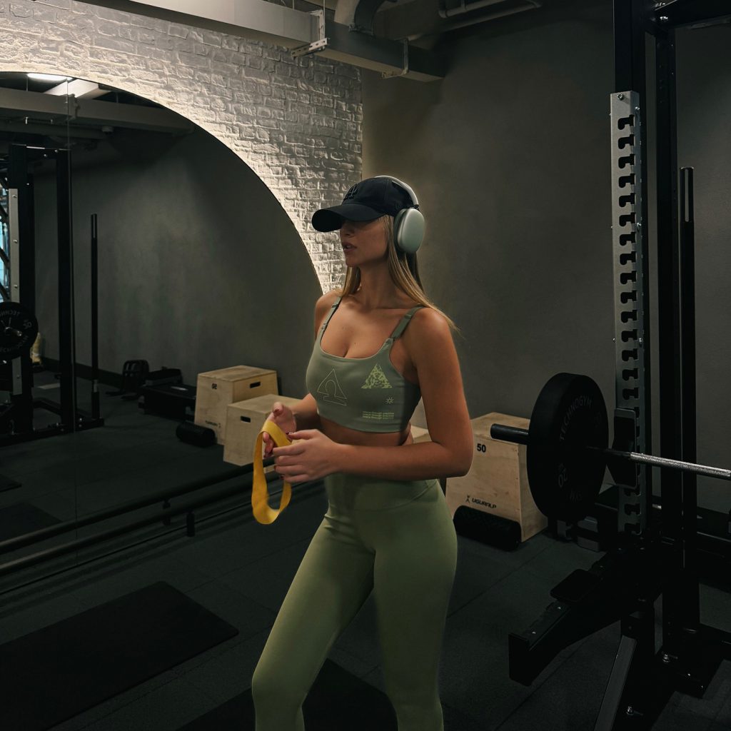 Aleyna Kalaycıoğlu modeling boobs