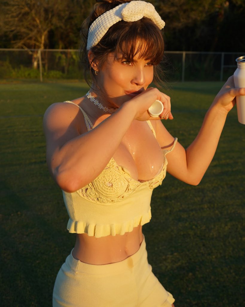 Aleyna Kalaycıoğlu modeling hot bikini