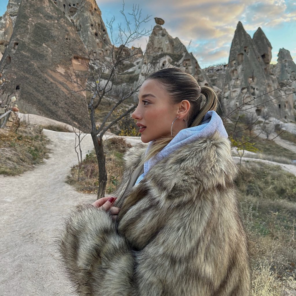 Aleyna Kalaycıoğlu modeling hot bikini