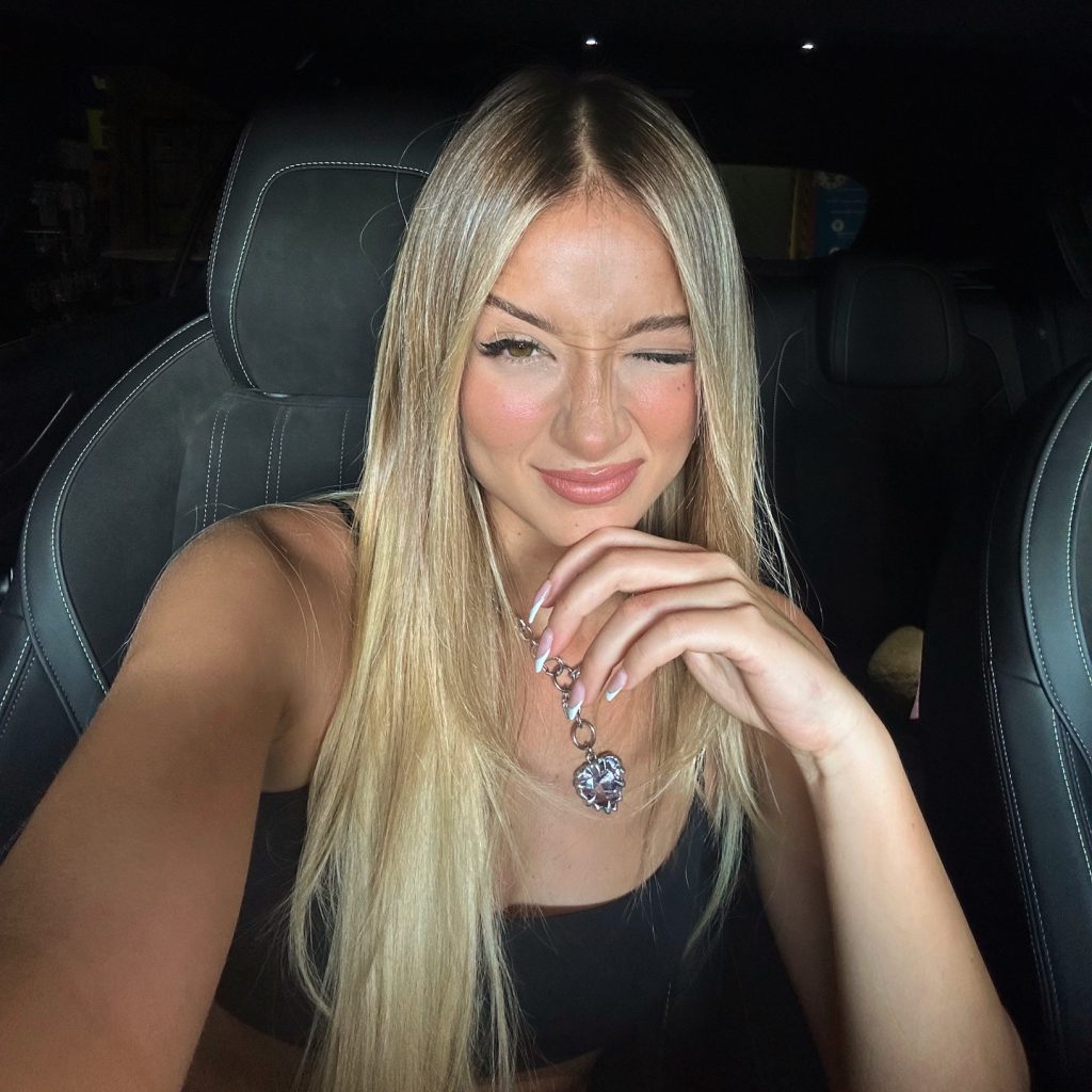 Aleyna Kalaycıoğlu modeling sex