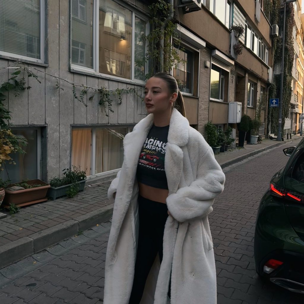 Aleyna Kalaycıoğlu modeling sex scenes