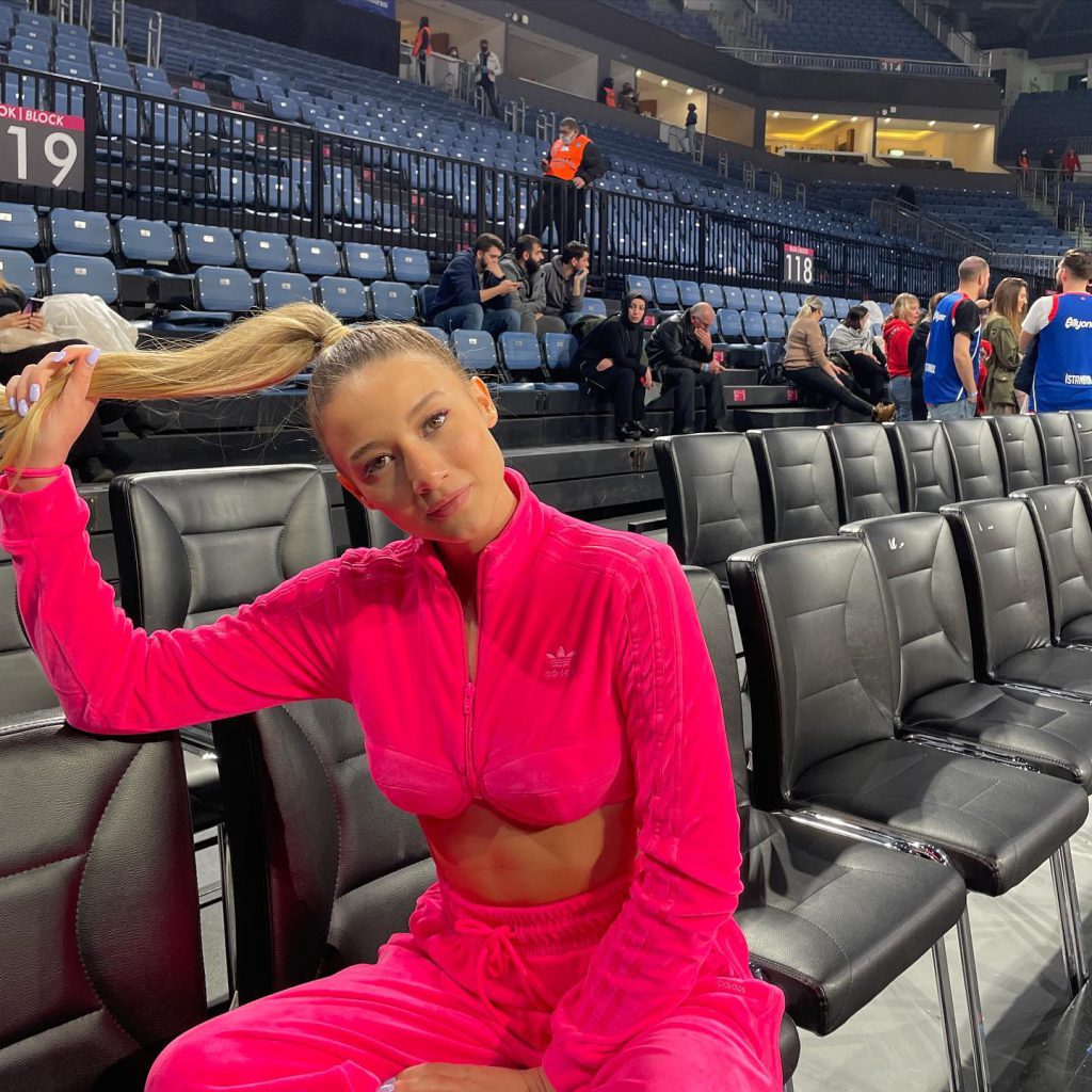 Aleyna Kalaycıoğlu nude