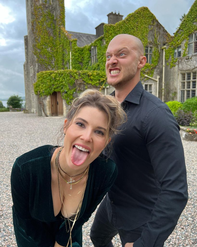 Aleyna Kalaycıoğlu poses ass