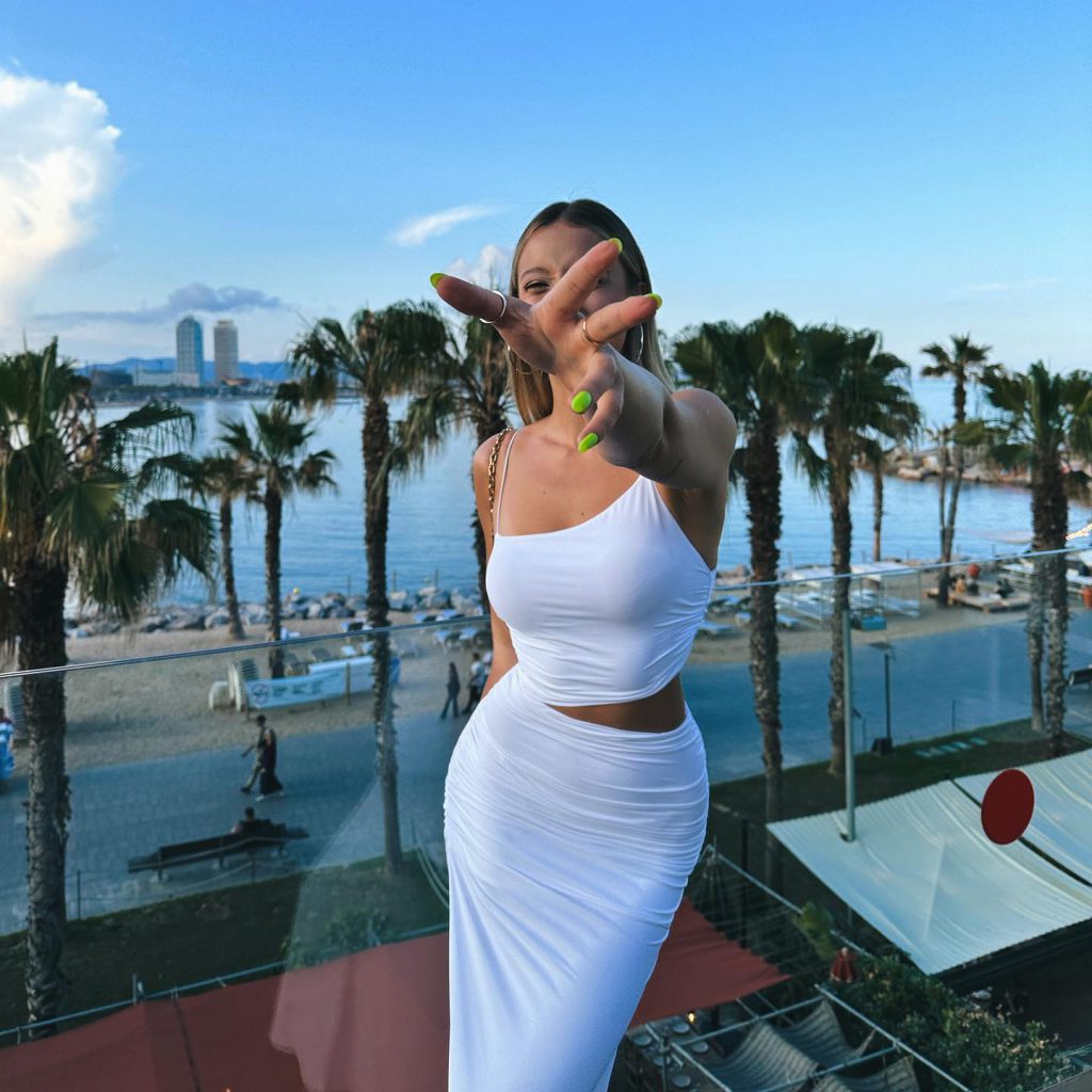 Aleyna Kalaycıoğlu poses hot images