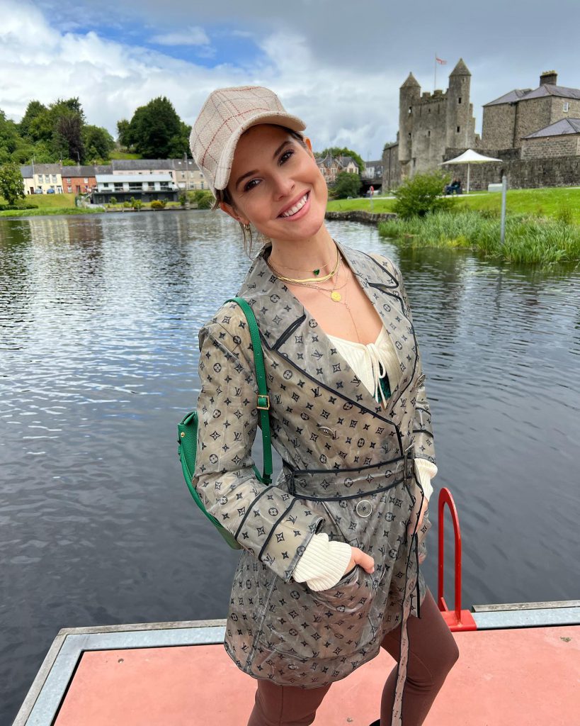 Aleyna Kalaycıoğlu poses hot pics