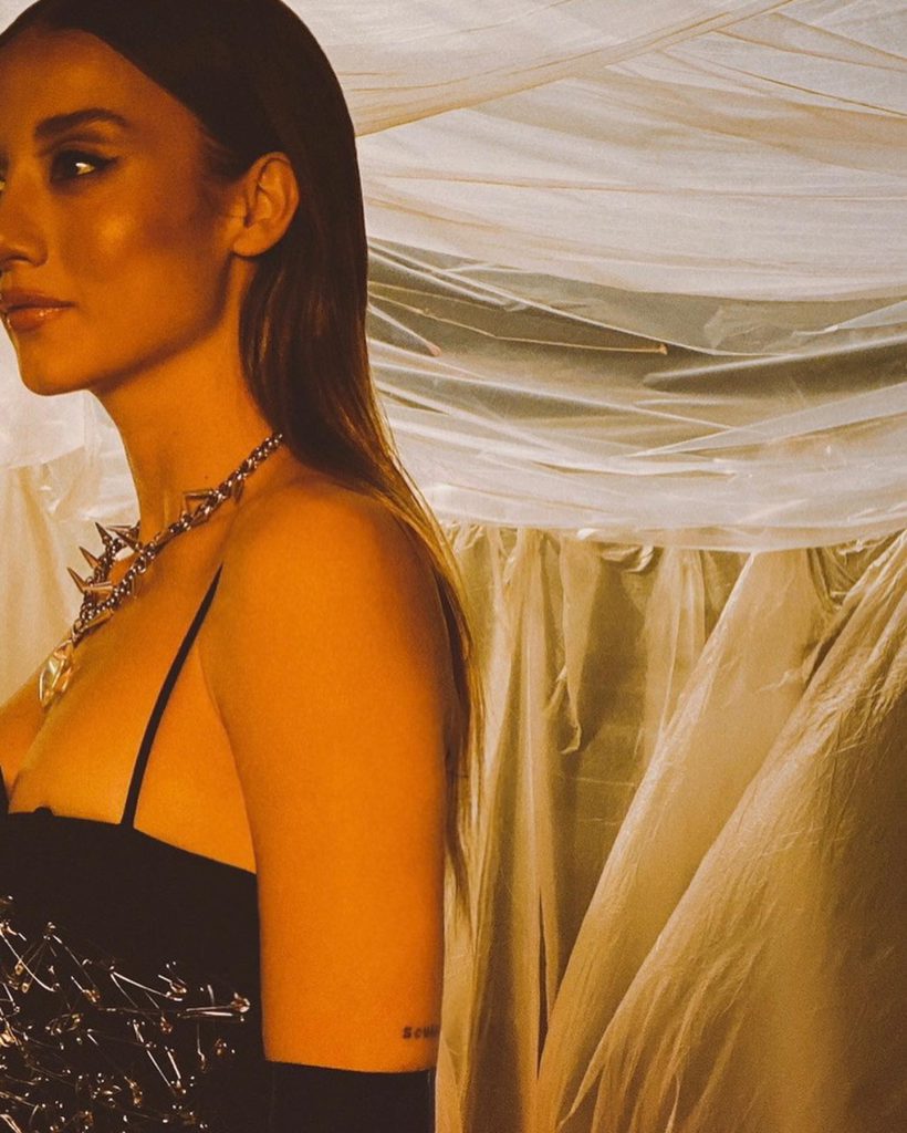 Aleyna Kalaycıoğlu poses hot pics