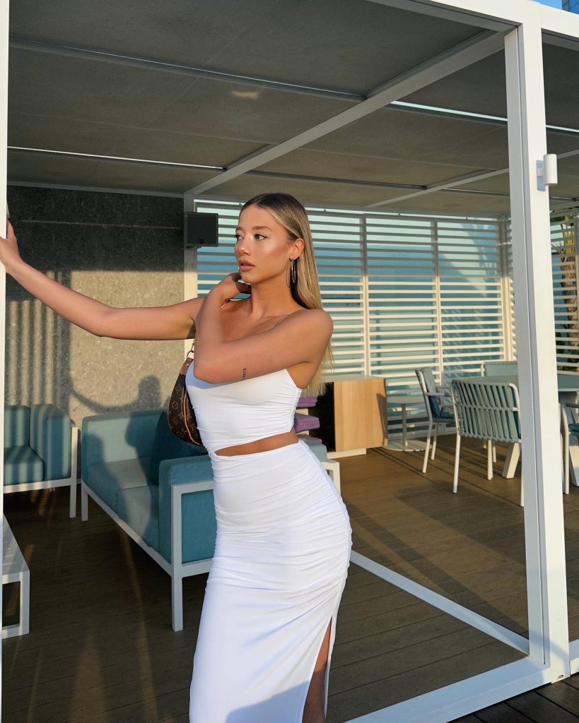 Aleyna Kalaycıoğlu poses nude pics