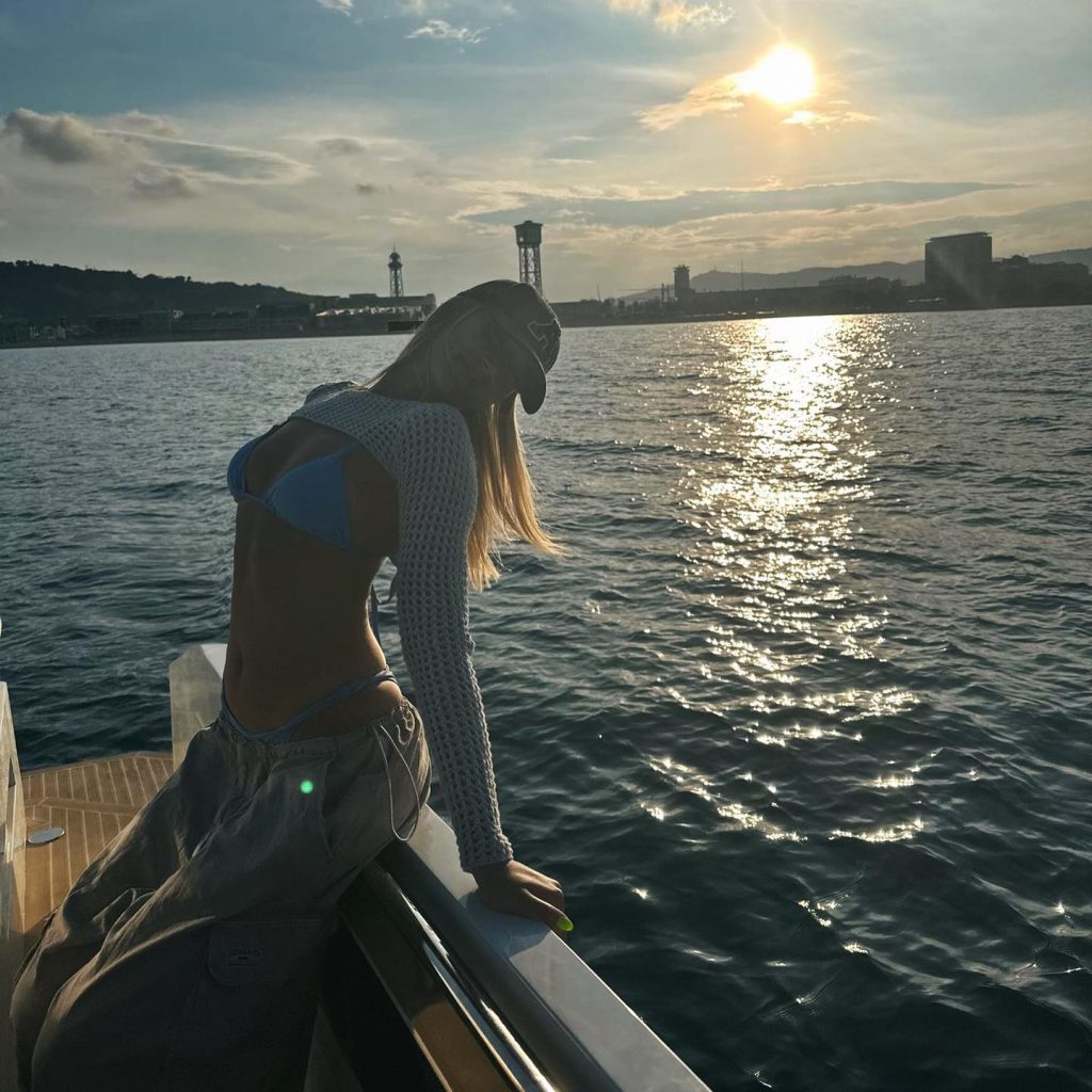 Aleyna Kalaycıoğlu poses sex scenes