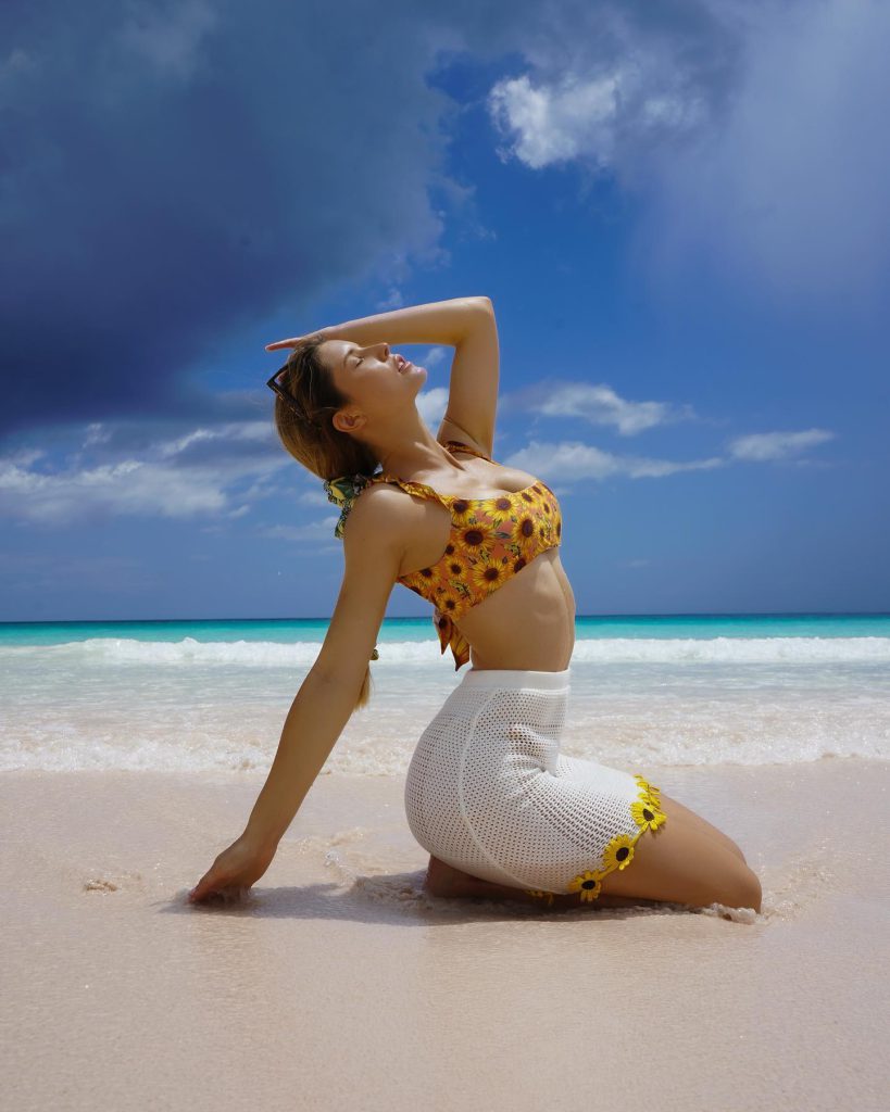 Aleyna Kalaycıoğlu smiles fuck