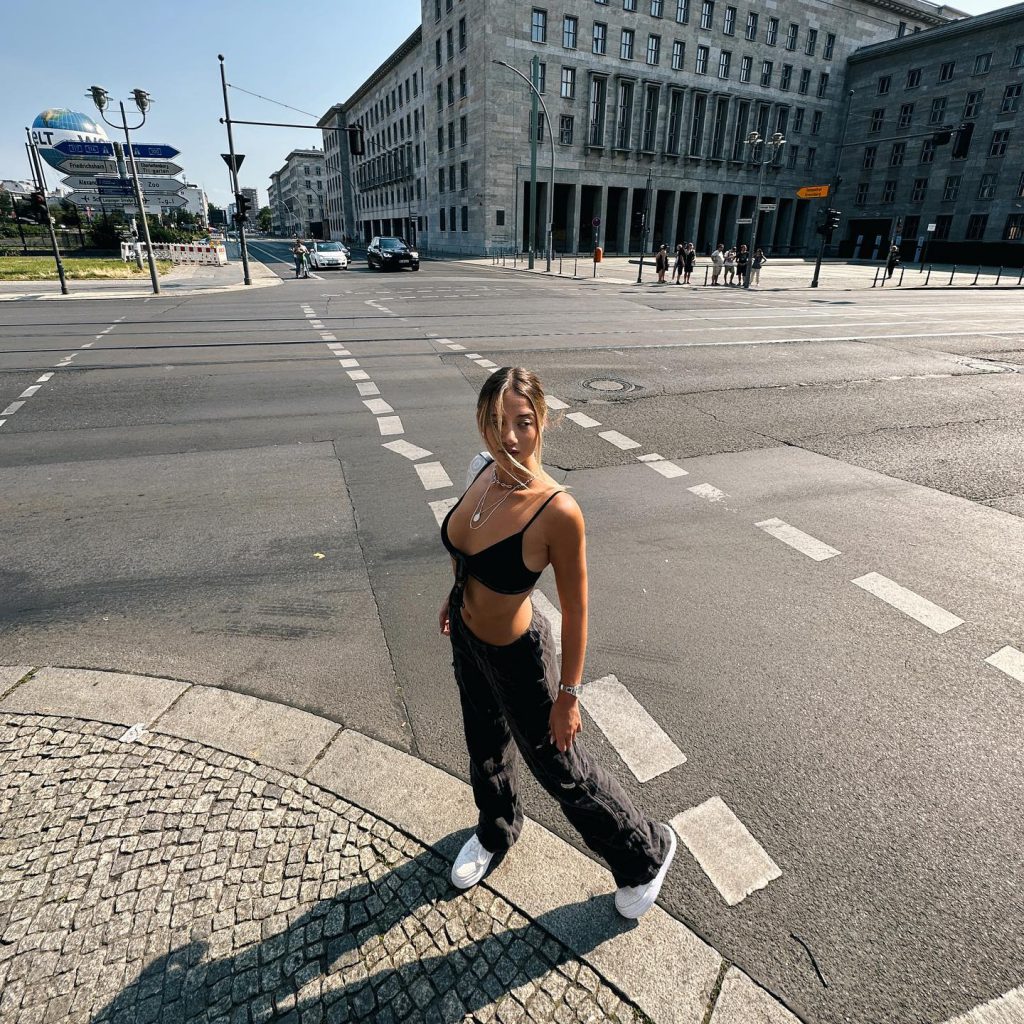 Aleyna Kalaycıoğlu smiles hot images