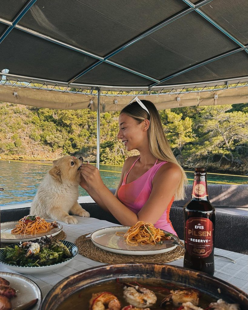 Aleyna Kalaycıoğlu smiles nude pics