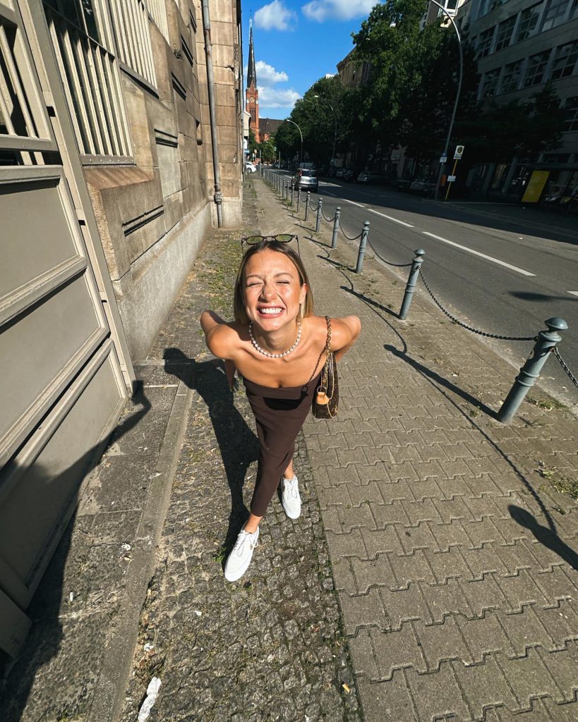 Aleyna Kalaycıoğlu smiles porn