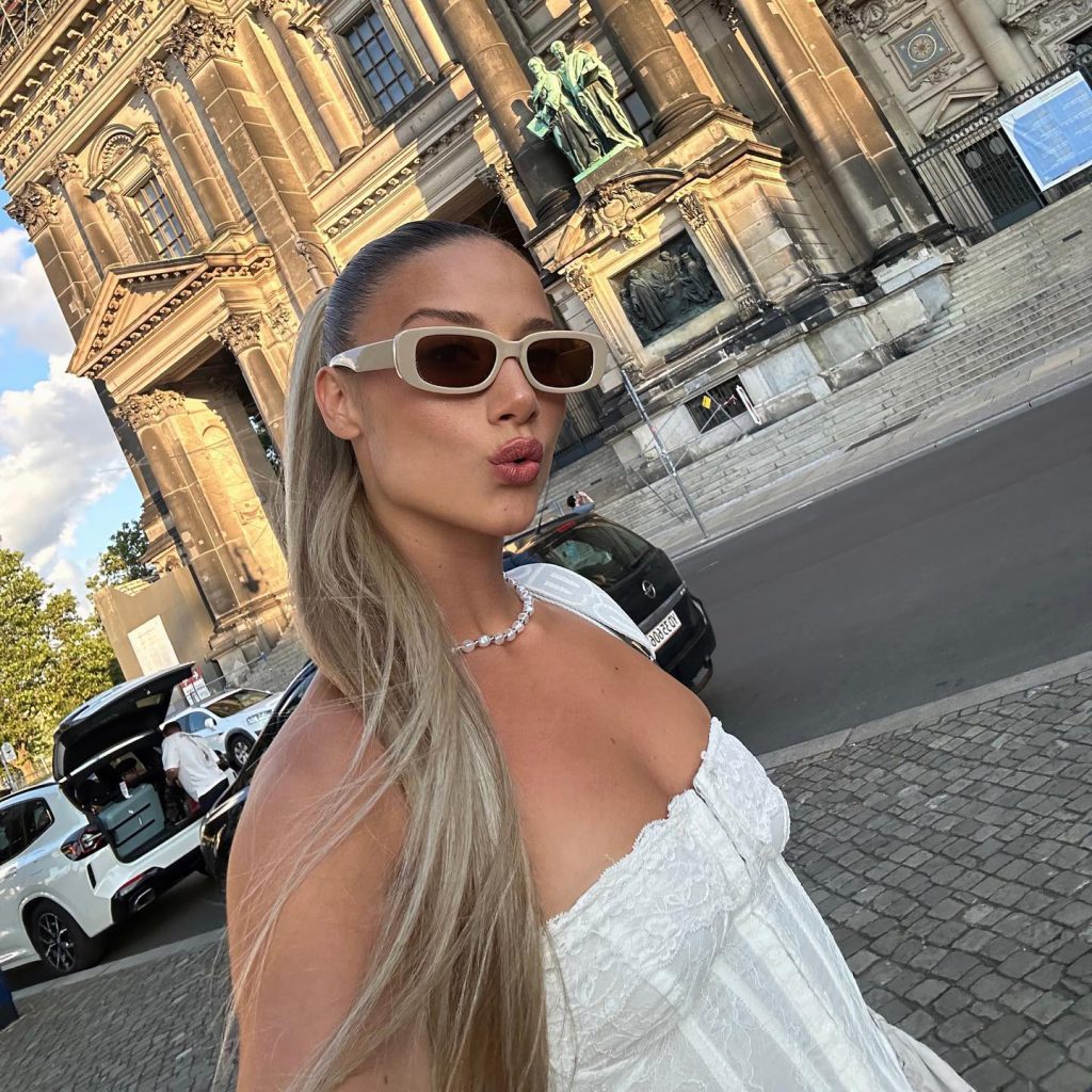 Aleyna Kalaycıoğlu smiles pussy