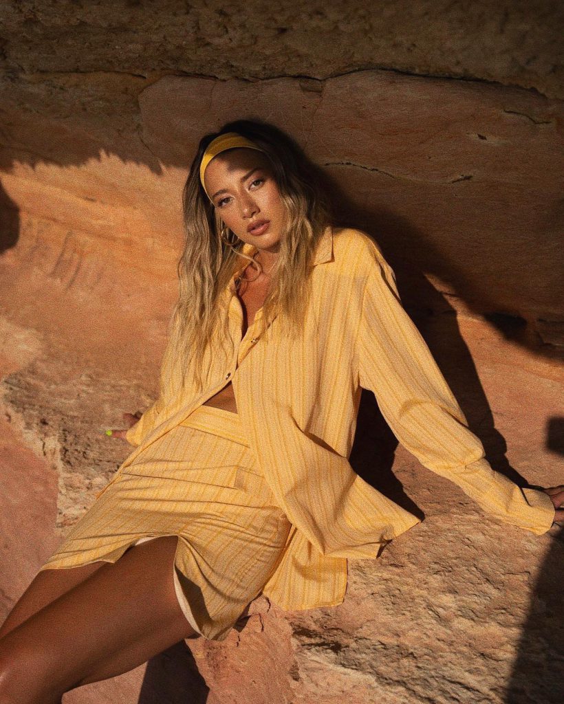 Aleyna Kalaycıoğlu smiles sexy