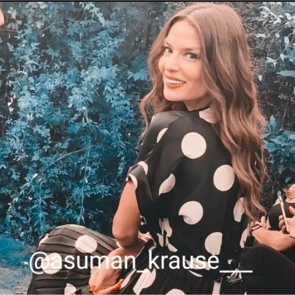 Asuman Krause poses hot bikini