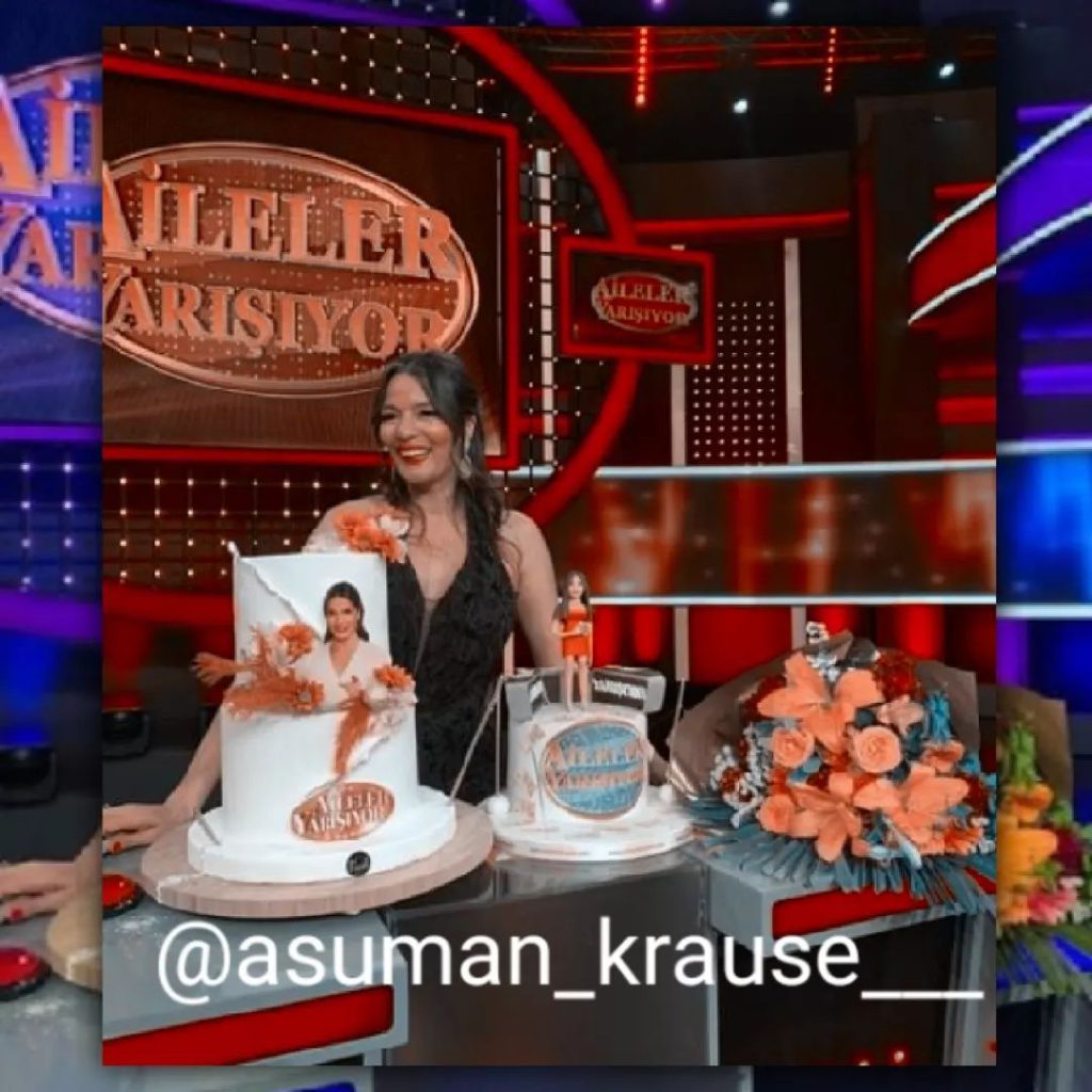 Asuman Krause smiles nude pics