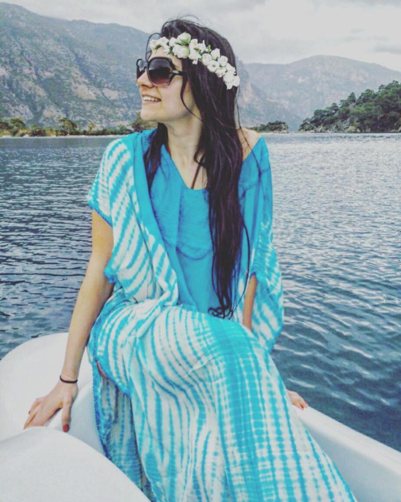 Bahar Candan ardent hot bikini