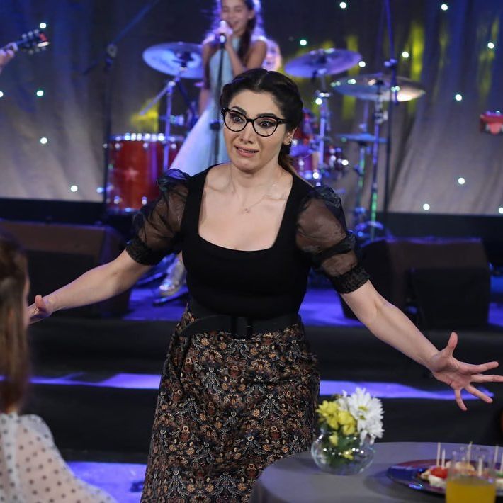 Bahar Candan looks hot pics