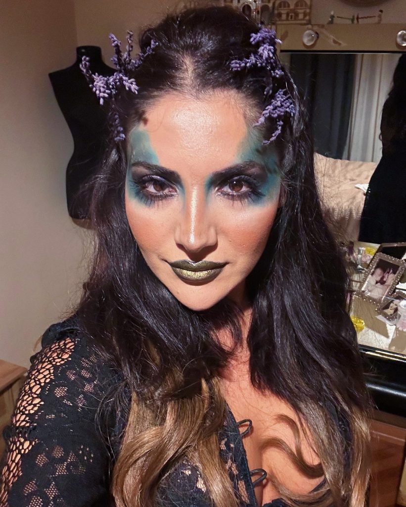 Bahar Candan poses ass