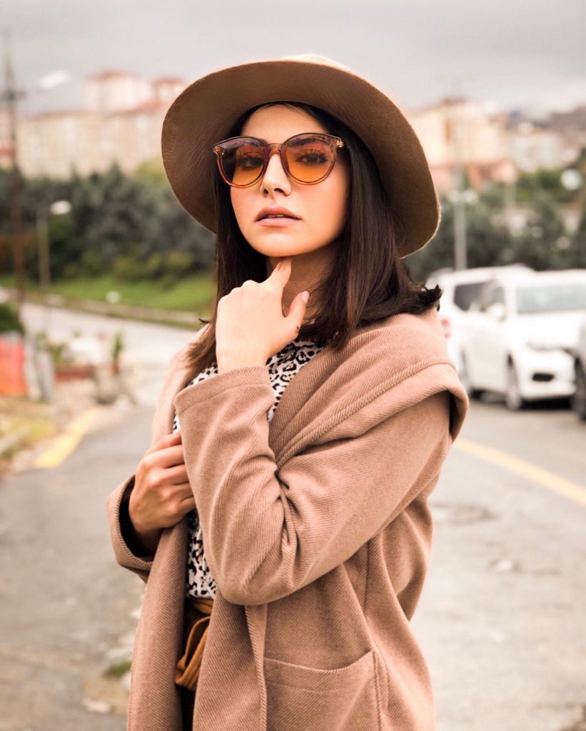 Bahar Candan poses hot photos