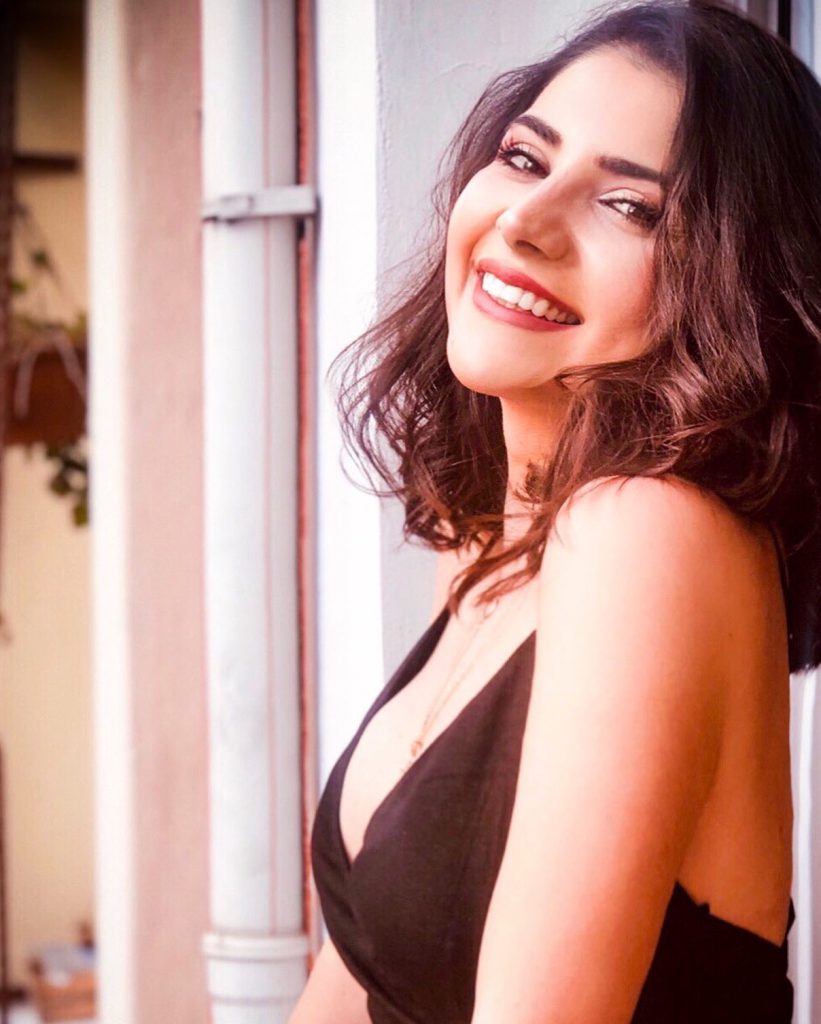 Bahar Candan poses hot pics