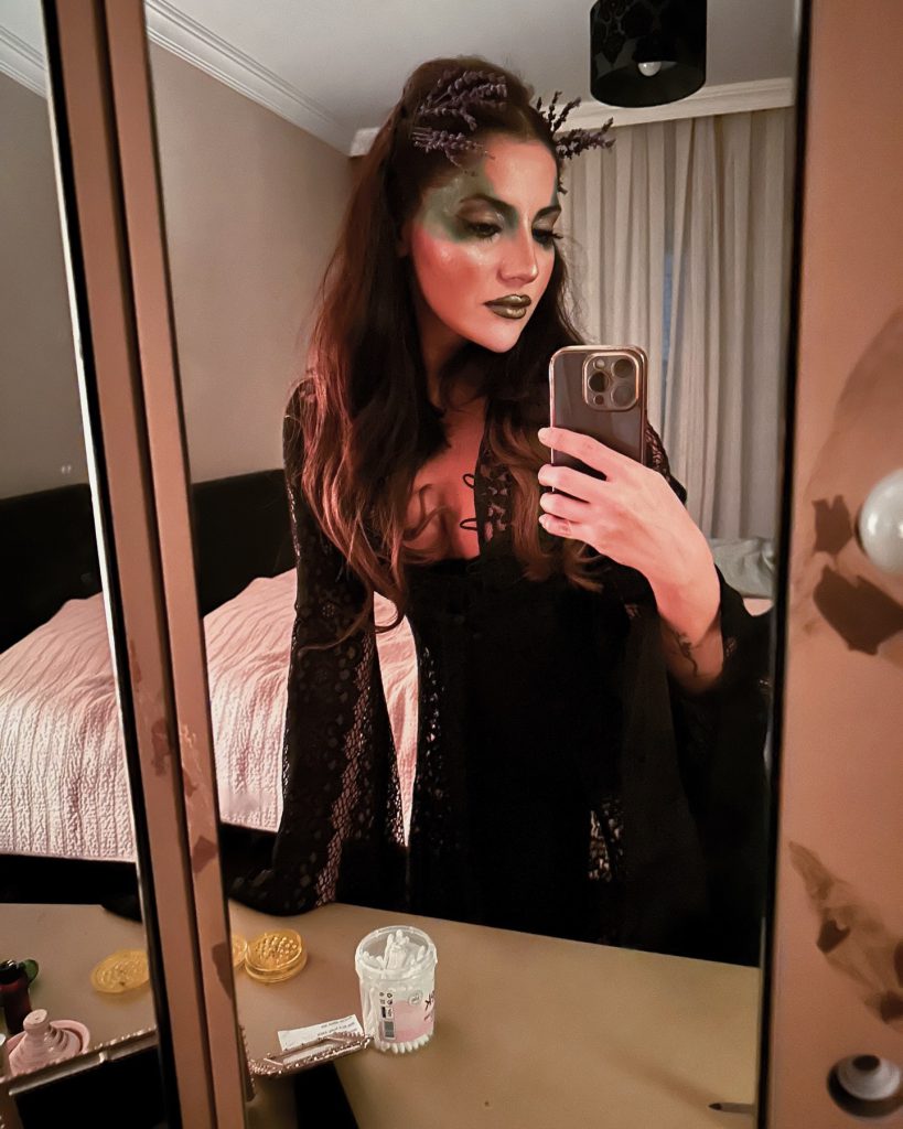 Bahar Candan poses porn