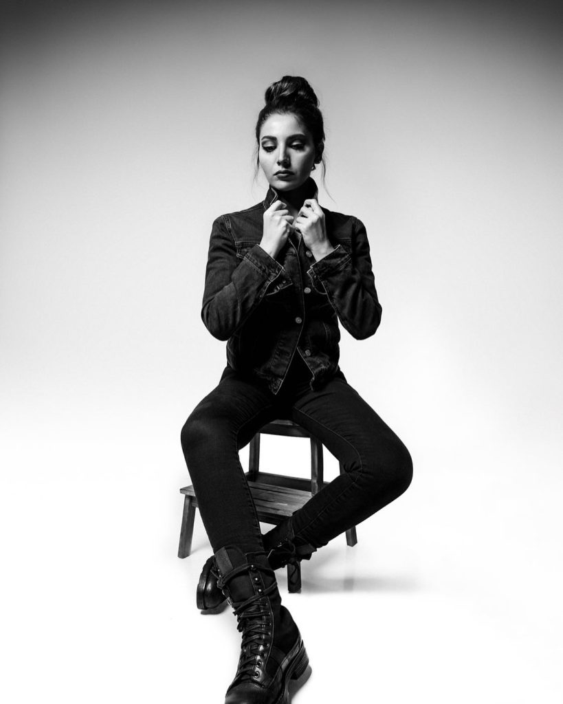 Bahar Candan poses sex