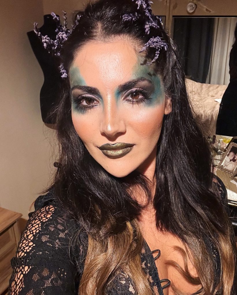 Bahar Candan poses sexy