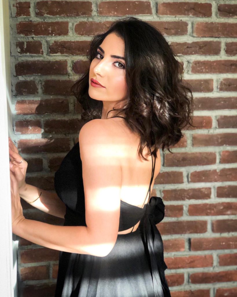 Bahar Candan smiles hot images