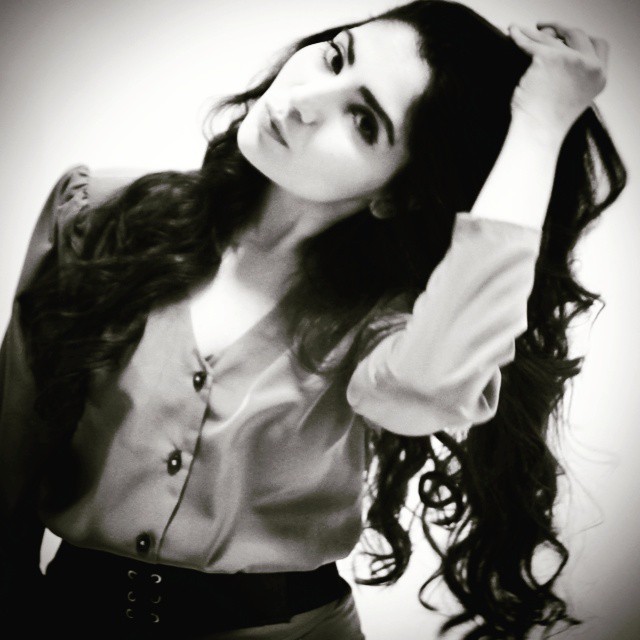 Bahar Candan smiles pussy