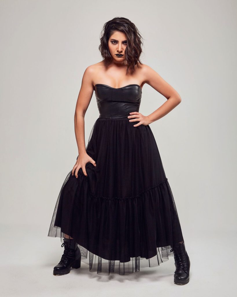 Bahar Candan smiles sex scenes